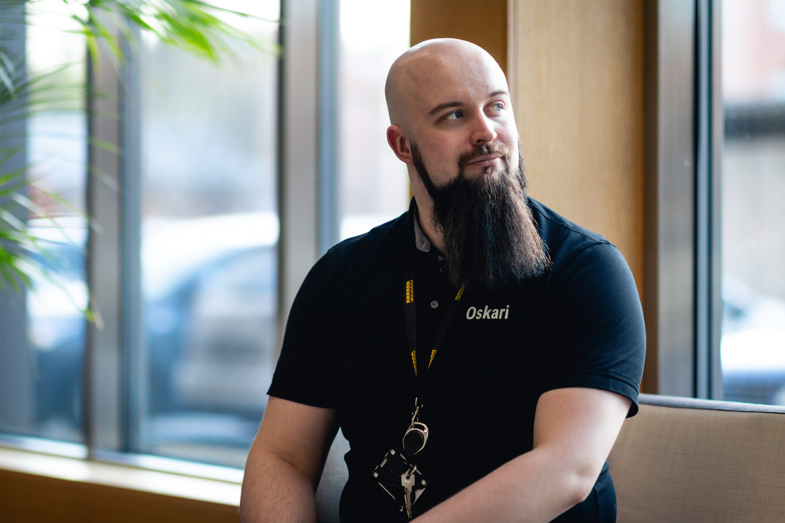 Oskari J&auml;rvelin kuvattuna Oulun Podcast-studiolla